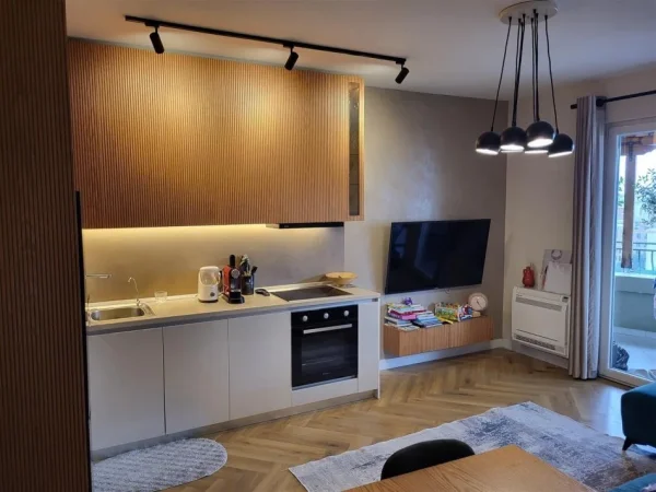 Tirane, jepet me qera apartament 1+1+Ballkon Kati 8, 65 m² 500 € (Kompleksi Grand prane Ish Tregut Elektrik)