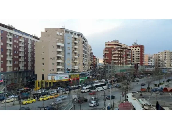 Tirane, jap me qera ambjent biznesi , 230 m² 3.600 € (Astiri)