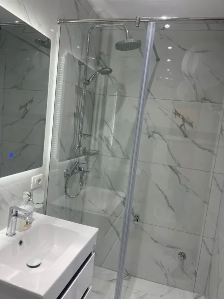 Tirane, jepet me qera apartament 1+1+Ballkon , 71 m² 1.000 € (Rruga e Kosovarve)
