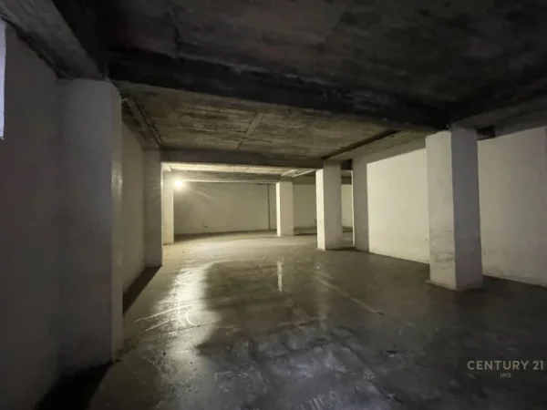 Tirane, jap me qera ambjent biznesi , 1.500 m² 12.500 € (Komuna e Parisit)