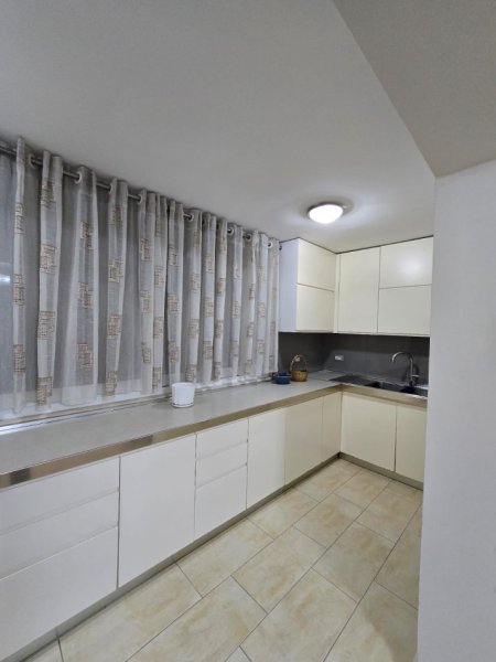 Tirane, jepet me qera apartament 1+1 , 70 m² 550 € (Vasil Shanto)