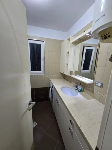 Tirane, jepet me qera apartament 1+1 , 70 m² 550 € (Vasil Shanto)