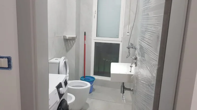 Tirane, jepet me qera apartament 1+1 , 61 m² 650 € (Komuna e Parisit)