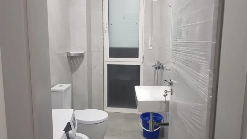 Tirane, jepet me qera apartament 1+1 , 61 m² 650 € (Komuna e Parisit)