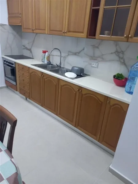 Tirane, jepet me qera apartament 2+1+Ballkon Kati 1, 75 m² 370 € (ALI DEMI)