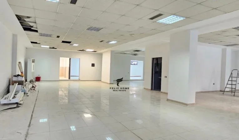 Tirane, jepet me qera dyqan Kati 0, 275 m² 3.200 € (KOMUNA E PARISIT)