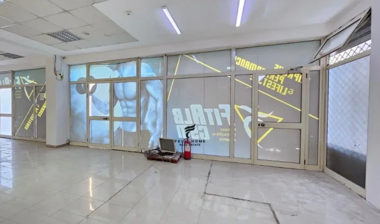 Tirane, jepet me qera dyqan Kati 0, 275 m² 3.200 € (KOMUNA E PARISIT)