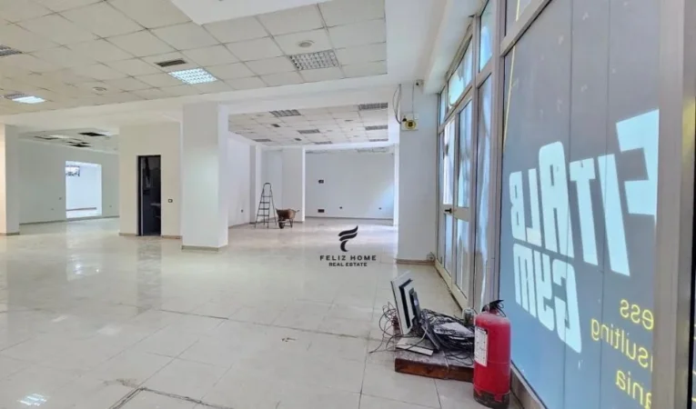 Tirane, jepet me qera dyqan Kati 0, 275 m² 3.200 € (KOMUNA E PARISIT)