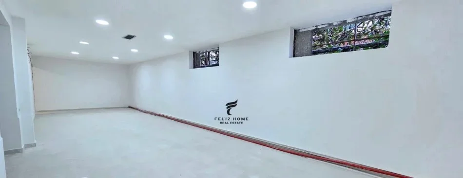 Tirane, jepet me qera dyqan Kati 0, 275 m² 3.200 € (KOMUNA E PARISIT)