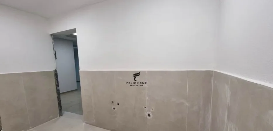 Tirane, jepet me qera dyqan Kati 0, 275 m² 3.200 € (KOMUNA E PARISIT)