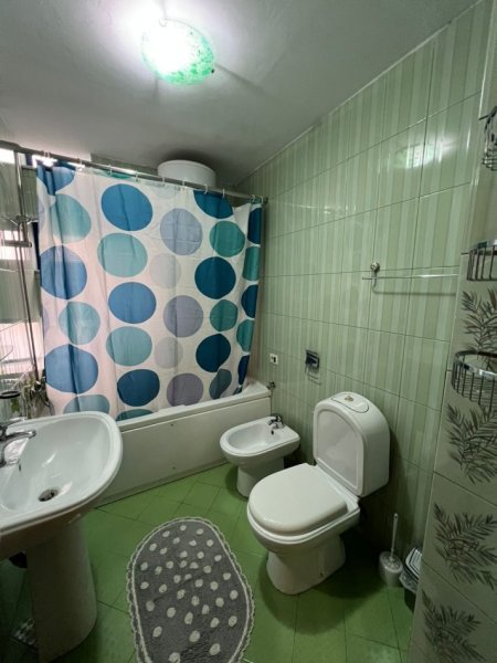 Tirane, jepet me qera apartament 1+1+Ballkon Kati 3, 60 m² 700 € (rruga e kosovareve)