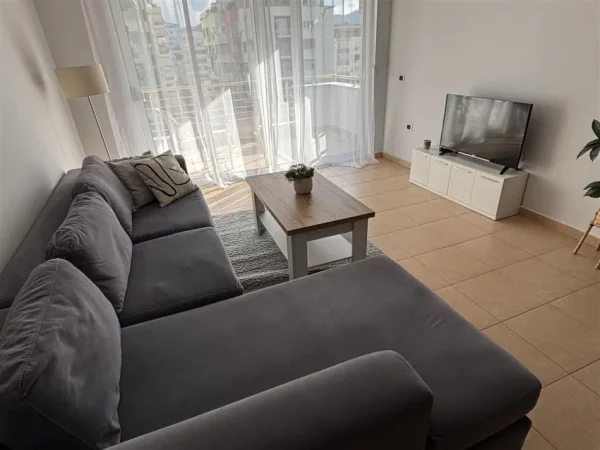 Tirane, jepet me qera apartament 1+1+Ballkon Kati 6, 80 m² 730 € (blloku)