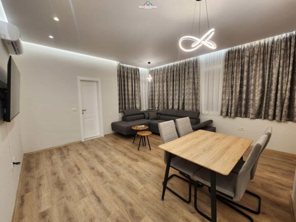 Tirane, jepet me qera Vile 1+1 Kati 2, 65 m² 400 € (SAUK)