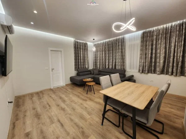 Tirane, jepet me qera Vile 1+1 Kati 2, 65 m² 400 € (SAUK)