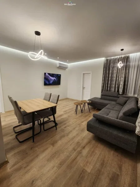 Tirane, jepet me qera Vile 1+1 Kati 2, 65 m² 400 € (SAUK)