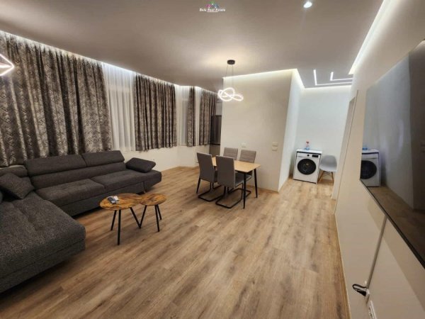 Tirane, jepet me qera Vile 1+1 Kati 2, 65 m² 400 € (SAUK)