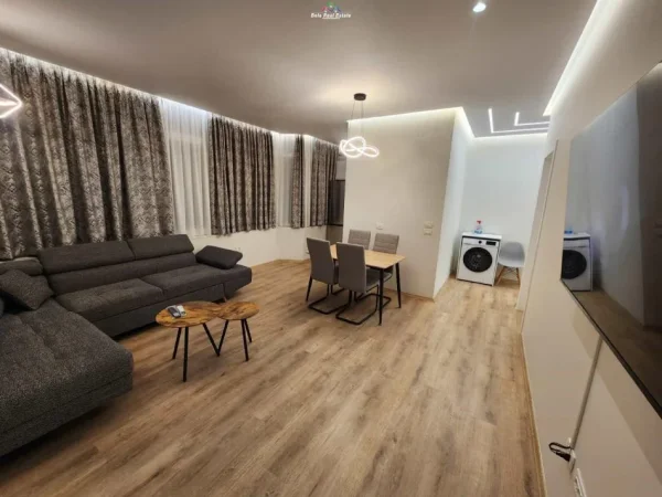 Tirane, jepet me qera Vile 1+1 Kati 2, 65 m² 400 € (SAUK)