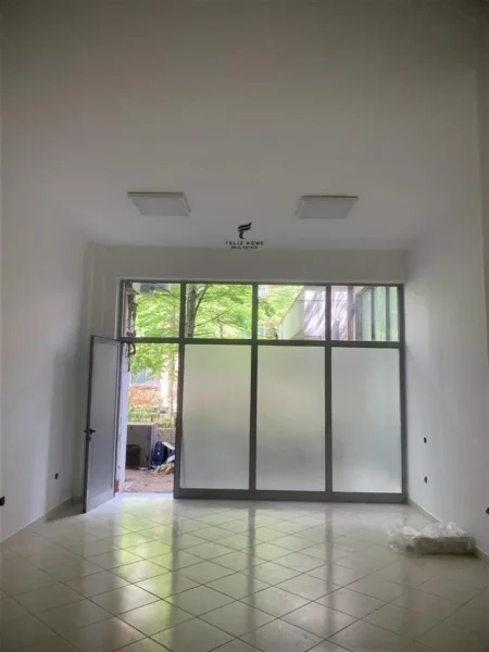 Tirane, shitet dyqan Kati 0, 38 m² 185.000 € (MYSLYM SHYRI)