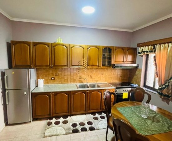 Tirane, jepet me qera Vile 2+1+Ballkon Kati 2, 100 m² 500 € (Rruga Ferit Xhajko)