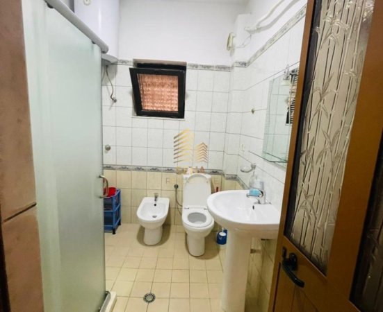 Tirane, jepet me qera Vile 2+1+Ballkon Kati 2, 100 m² 500 € (Rruga Ferit Xhajko)