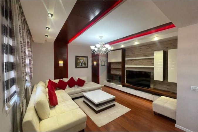 jepet me qera , 95 m² 700 € (Apartament 2+1+2- Materniteti i Ri)