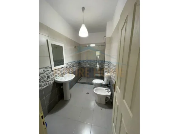 Tirane, jepet me qera apartament 2+1+Ballkon Kati 7, 100 m² 450 € (Unaza e Re)