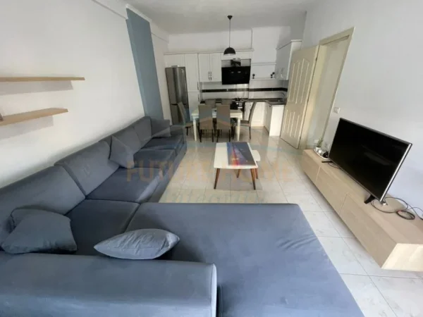 Tirane, jepet me qera apartament 2+1+Ballkon Kati 7, 100 m² 450 € (Unaza e Re)
