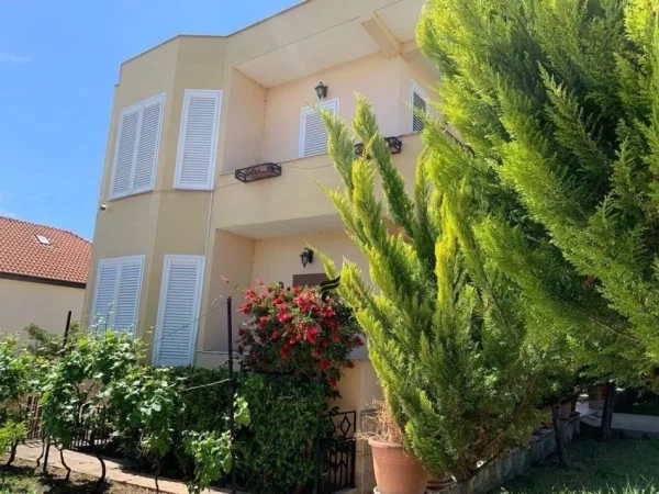 Tirane, shitet Vile 5+1+Ballkon Kati 2, 220 m² 195.000 € (PASKUQAN)