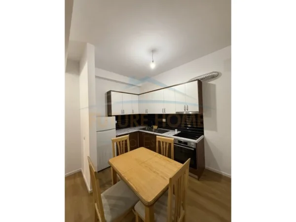 Tirane, jepet me qera apartament 2+1 Kati 4, 94 m² 550 € (Ali Demi)