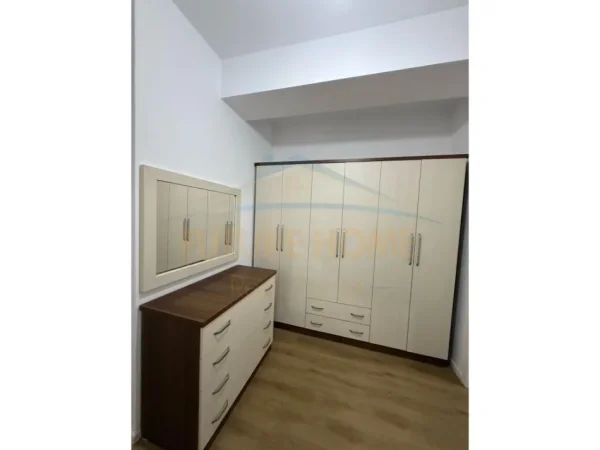 Tirane, jepet me qera apartament 2+1 Kati 4, 94 m² 550 € (Ali Demi)