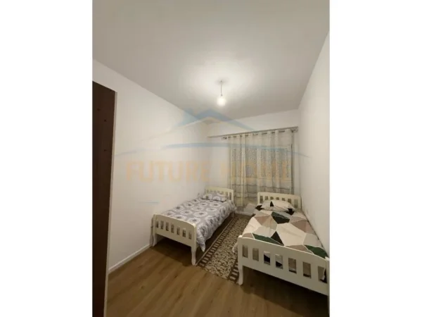 Tirane, jepet me qera apartament 2+1 Kati 4, 94 m² 550 € (Ali Demi)