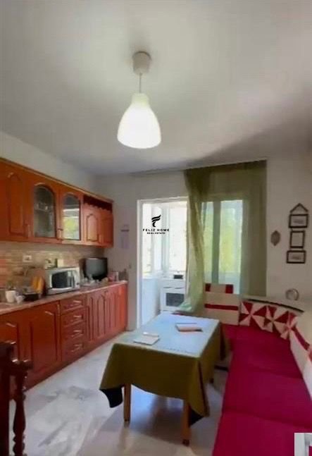 Tirane, jepet me qera apartament 2+1+Ballkon Kati 5, 75 m² 500 € (QENDER)