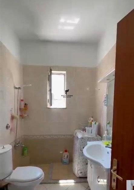 Tirane, jepet me qera apartament 2+1+Ballkon Kati 5, 75 m² 500 € (QENDER)