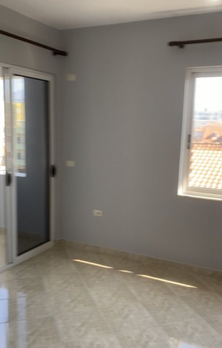 Tirane, jepet me qera apartament 2+1+Ballkon Kati 3, 100 m² 280 € (Hygea)