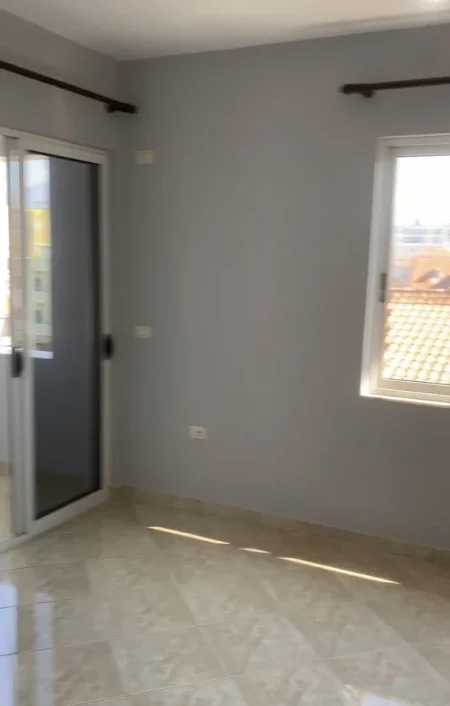 Tirane, jepet me qera apartament 2+1+Ballkon Kati 3, 100 m² 280 € (Hygea)