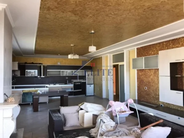 Tirane, shitet Vile 2 Katshe Kati 2, 550 m² 250.000 € (Kamez)