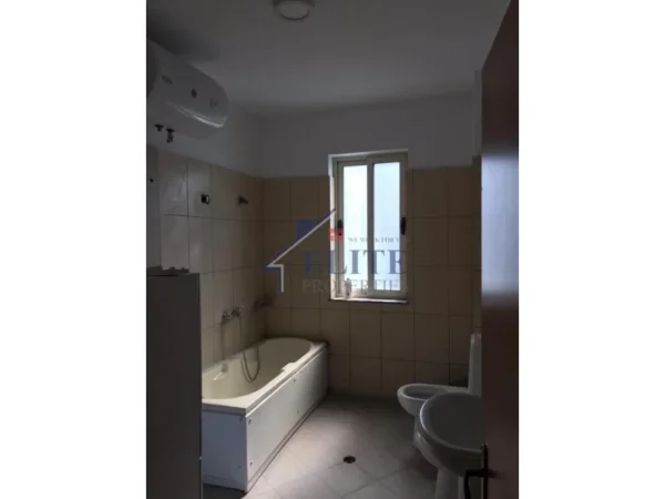 Tirane, shitet Vile 2 Katshe Kati 2, 550 m² 250.000 € (Kamez)