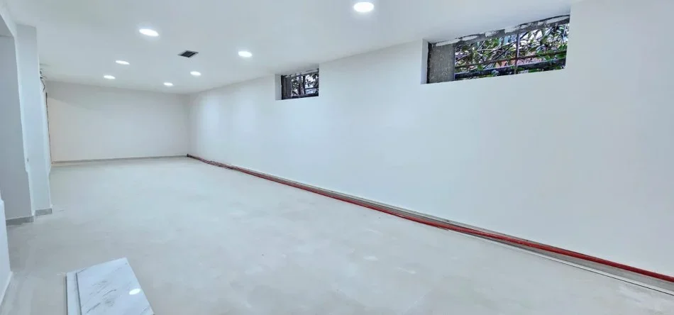 Tirane, jepet me qera ambjent biznesi Kati 0, 275 m² 3.200 € (Komuna e Parisit)