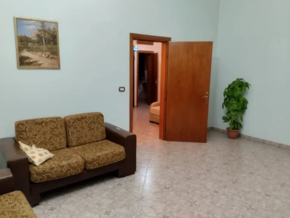Tirane, jepet me qera apartament 3+1 Kati 2, 146 m² 600 € (Qytet Studenti)