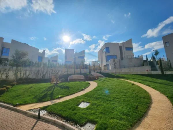 Tirane, shitet apartament 3+1+Ballkon Kati 2, 126 m² 377.000 € (Kompleksi Green Vally, Liqeni i Thate)