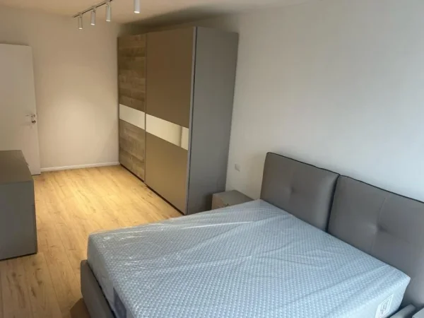 Tirane, shes apartament 1+1 Tek Fusha e Aviacionit 98.000 € (Rruga e dafinave)