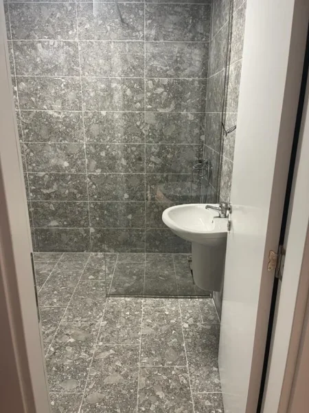 Tirane, shes apartament 1+1 Tek Fusha e Aviacionit 98.000 € (Rruga e dafinave)