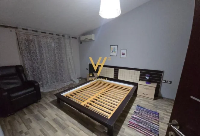 Tirane, jepet me qera apartament 1+1+Ballkon Kati 4, 73 m² 650 € (BLLOK)