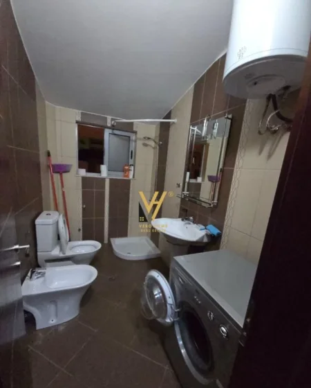 Tirane, jepet me qera apartament 1+1+Ballkon Kati 4, 73 m² 650 € (BLLOK)