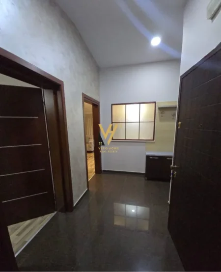 Tirane, jepet me qera apartament 1+1+Ballkon Kati 4, 73 m² 650 € (BLLOK)