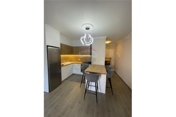 Tirane, jepet me qera apartament 2+1+Ballkon Kati 7, 95 m² 750 € 