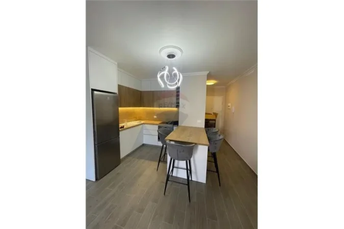 Tirane, jepet me qera apartament 2+1+Ballkon Kati 7, 95 m² 750 € 