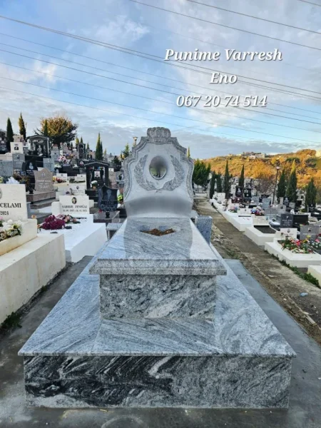 Tirane, ofroj Qivur Graniti i bardhe - Varr Me Kurore Mbreti