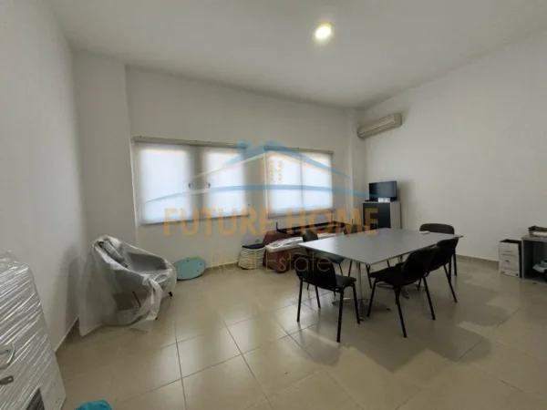 Tirane, jepet me qera magazine Kati 0, 715 m² 3.000 € (AUTOSTRADA TIRANE DURRES)