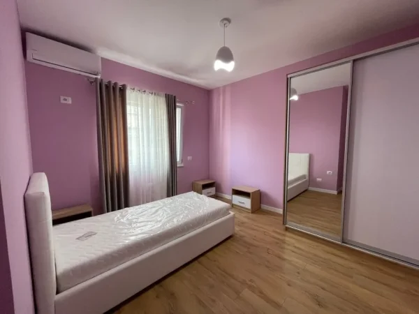 Tirane, jepet me qera apartament 2+1 Kati 2, 100 m² 900 € (Kopshti Botanik)